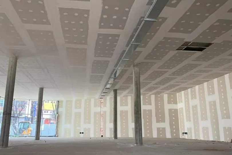 Abgehängte Trockenbaudecke und Trennwände auf einer großen Gewerbefläche